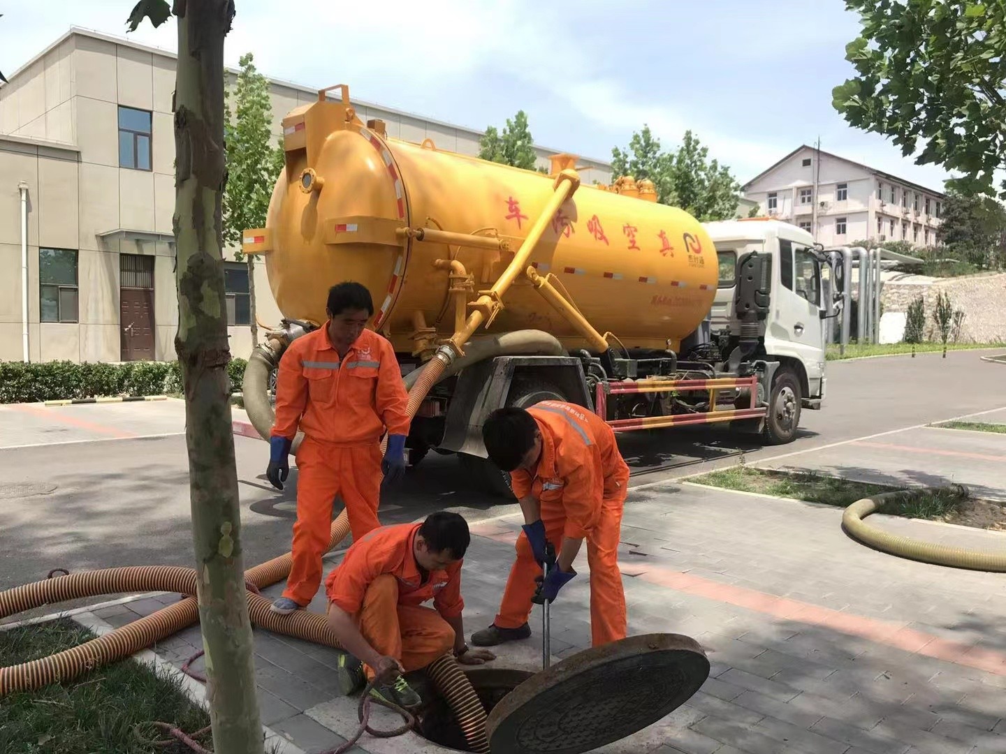 胡市镇化粪池清理与5-8吨吸粪车施工效率分析
